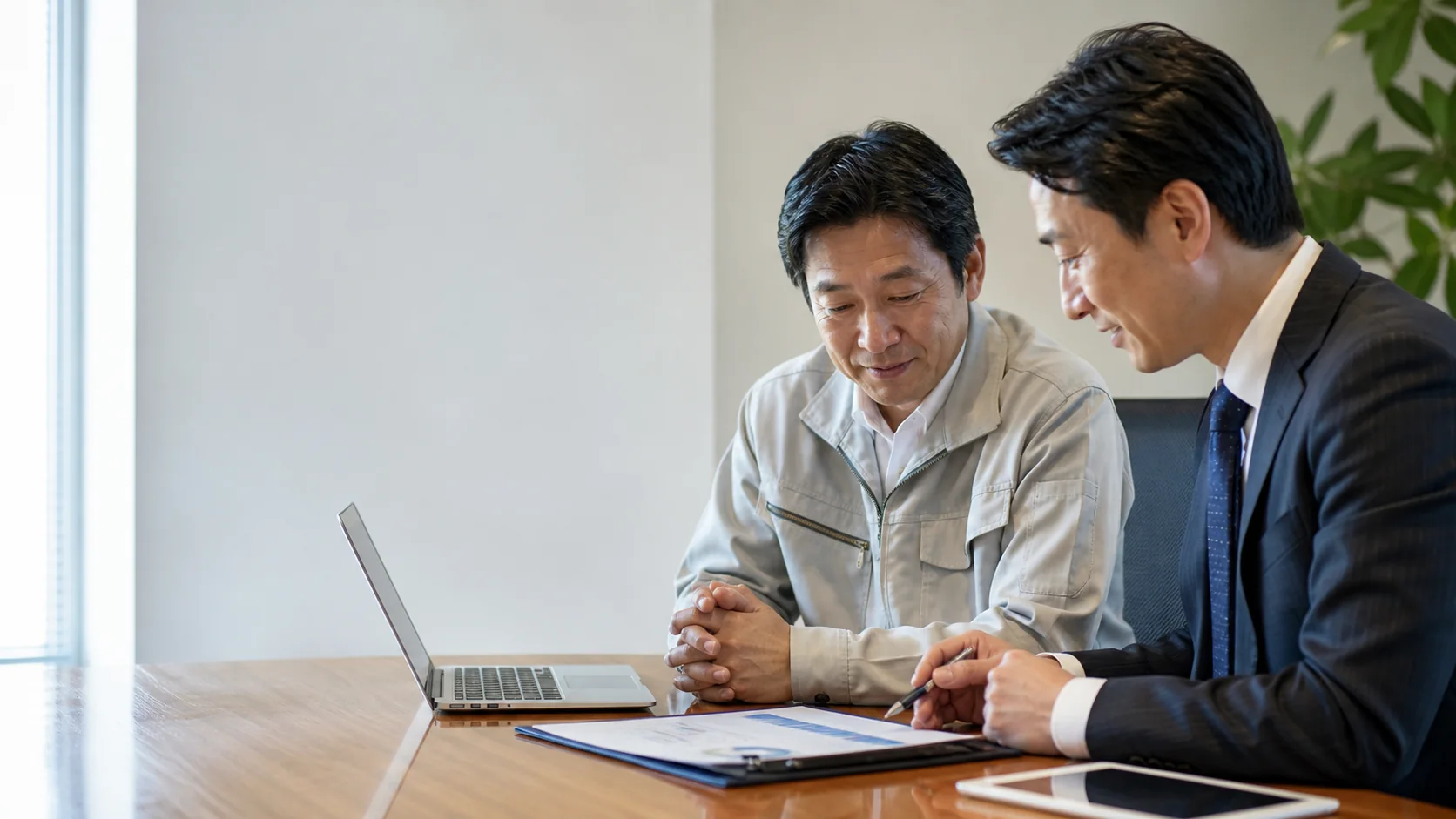 経営者と銀行担当者が未払費用の計上根拠・支払日・計上漏れを確認する会議