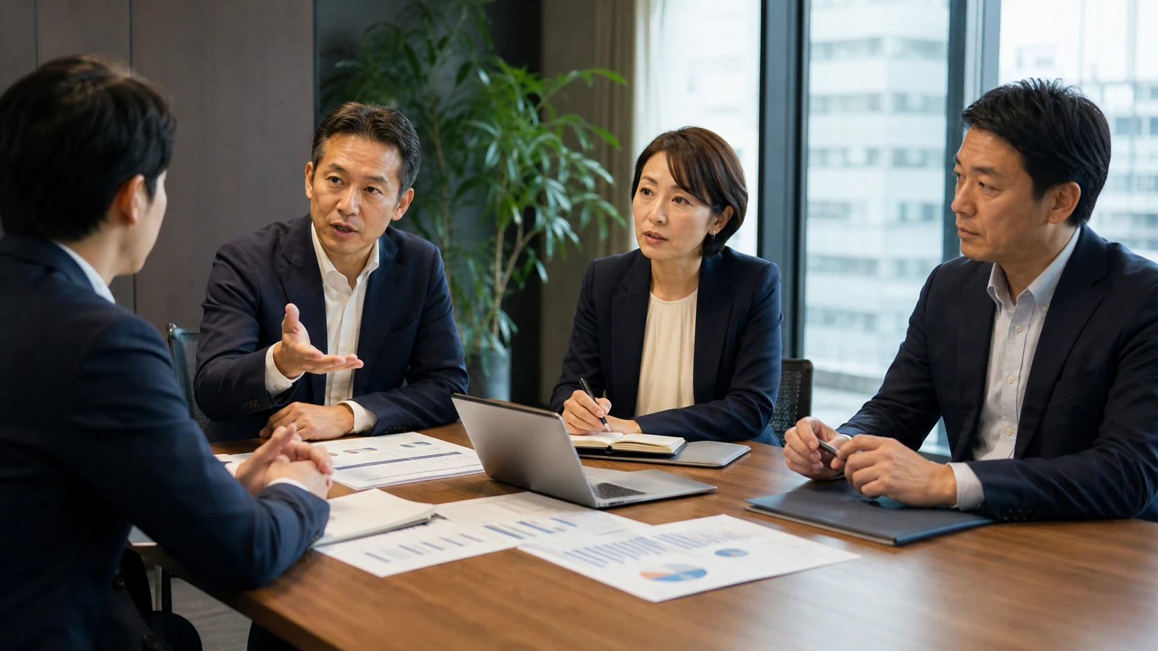 経営者・営業・顧客管理・財務・銀行担当者が解約と売上下振れを確認する会議