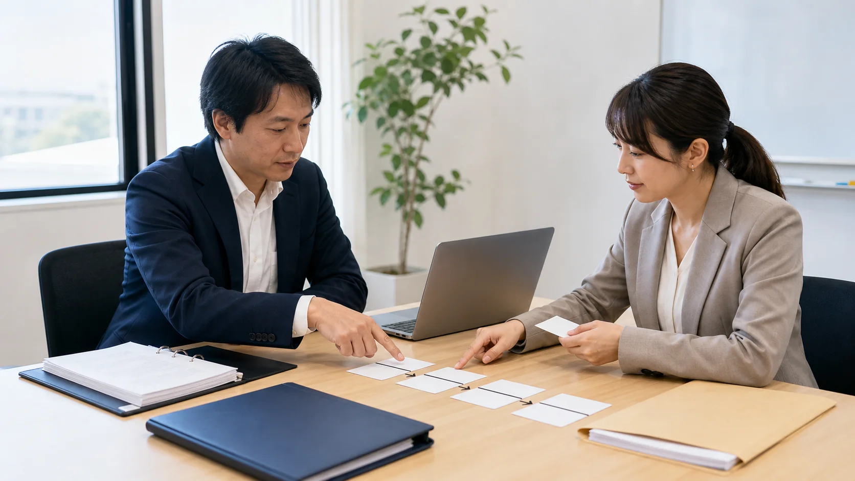 システム開発会社の経営会議で契約資産の検収予定と入金日を確認する場面