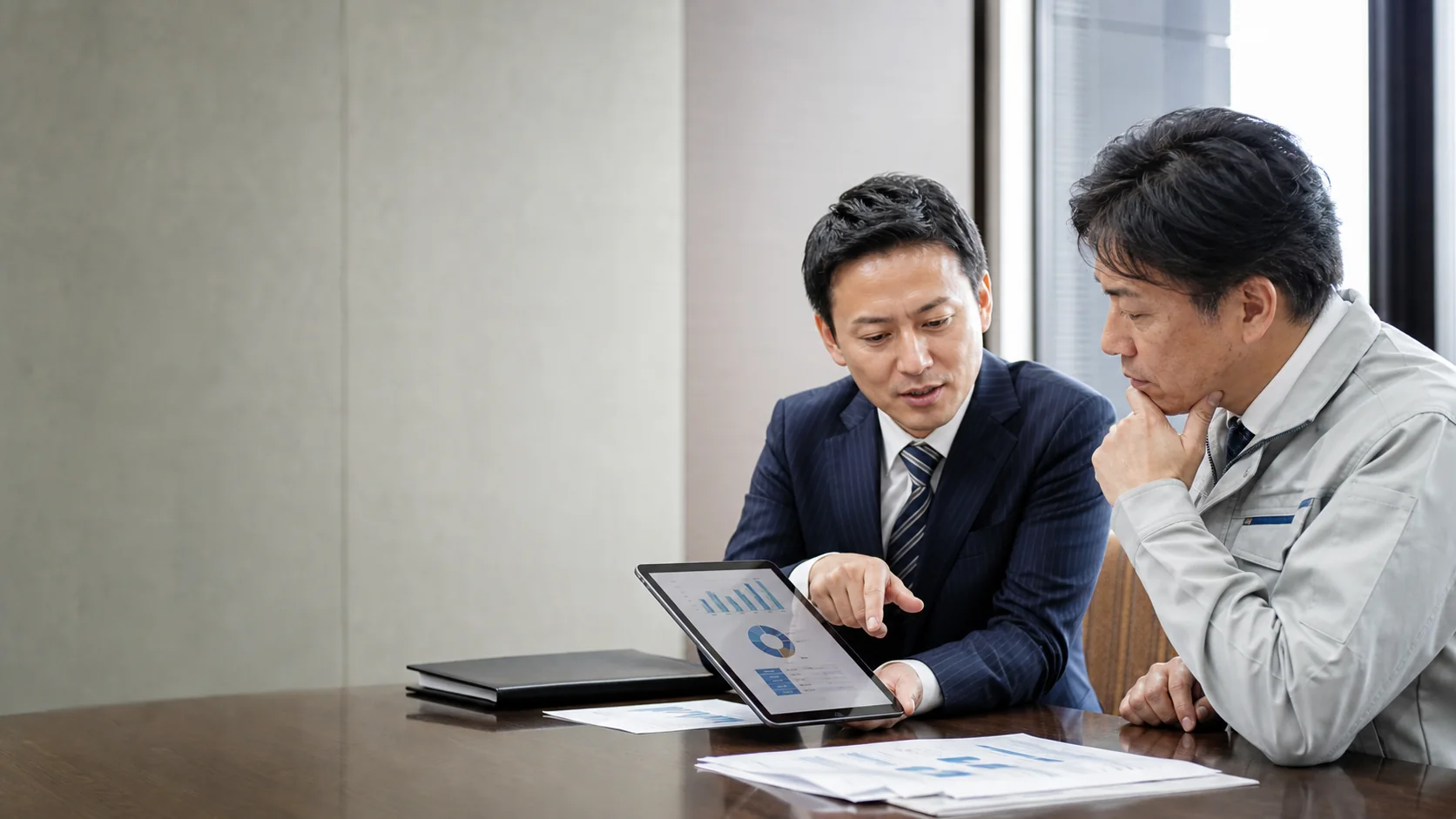 経営者と銀行担当者が電子記録債務の期日・集中月・決済口座を確認する会議
