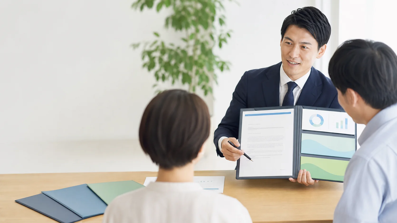 経営会議で法人保険の返戻金、税務、保障減少を確認する場面
