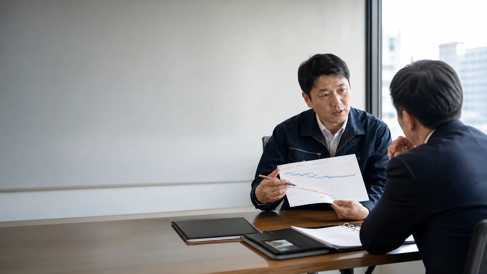 経営者と銀行担当者が支払手形の決済日・集中・確定不足を確認する会議