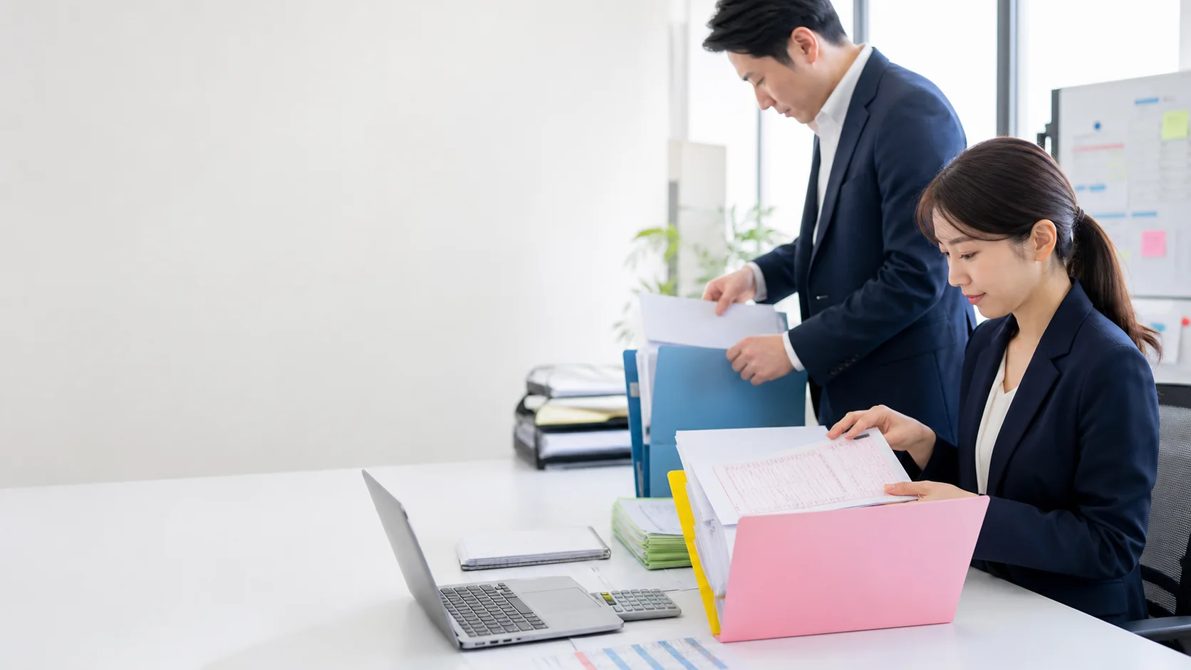 財務担当者が支払手形の振出と決済日を一覧化する場面