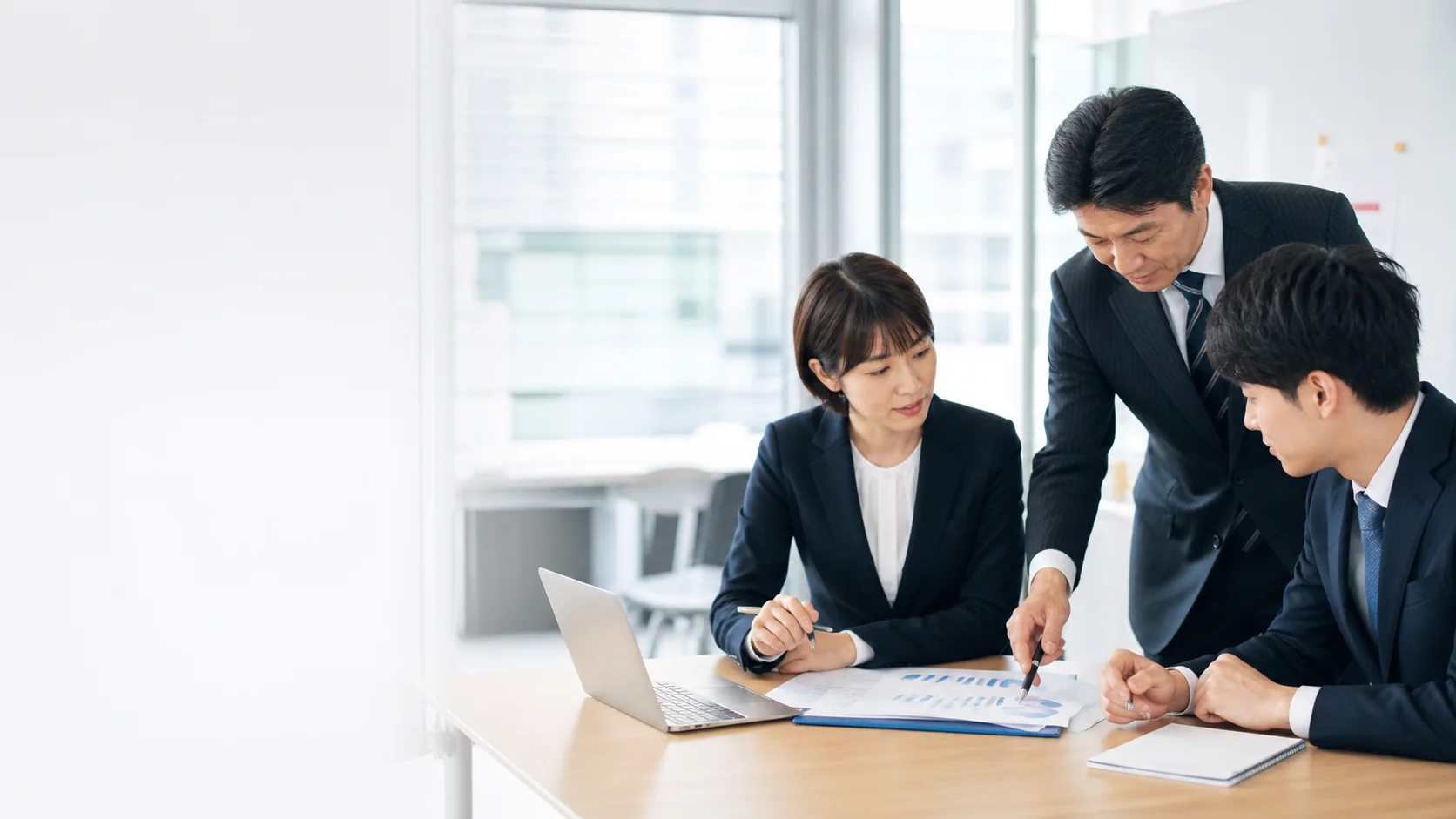 財務担当者が未払金を設備代・税金・費用へ分類する場面