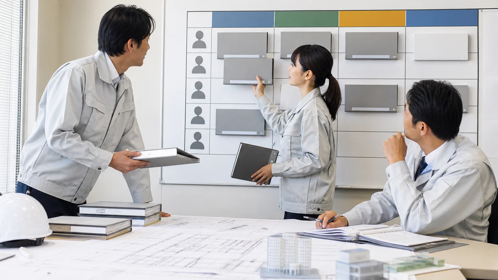 建設会社の管理チームが専門家別の成果物と社内実行期限を整理する会議