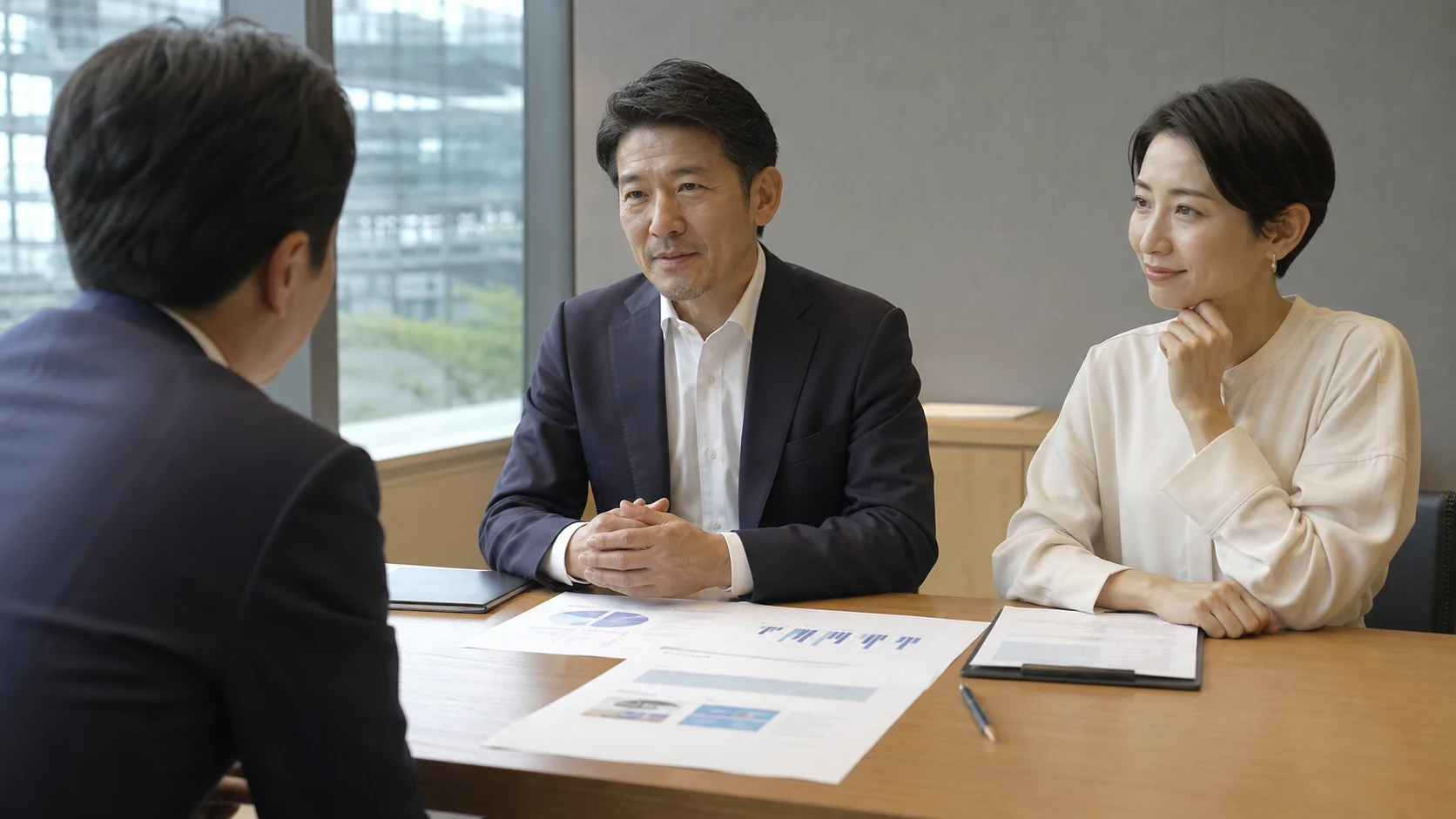 経営者と銀行担当者が退職給付制度・外部積立・会社追加負担を確認する会議