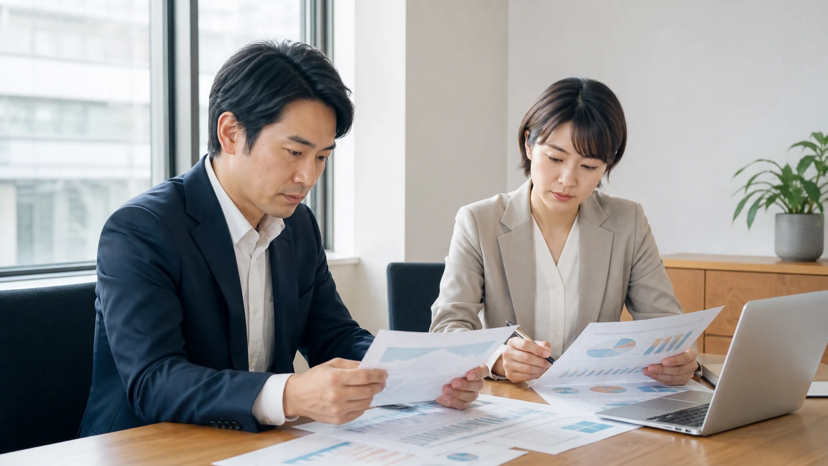 人事と財務担当者が退職給付制度と積立状況を整理する場面