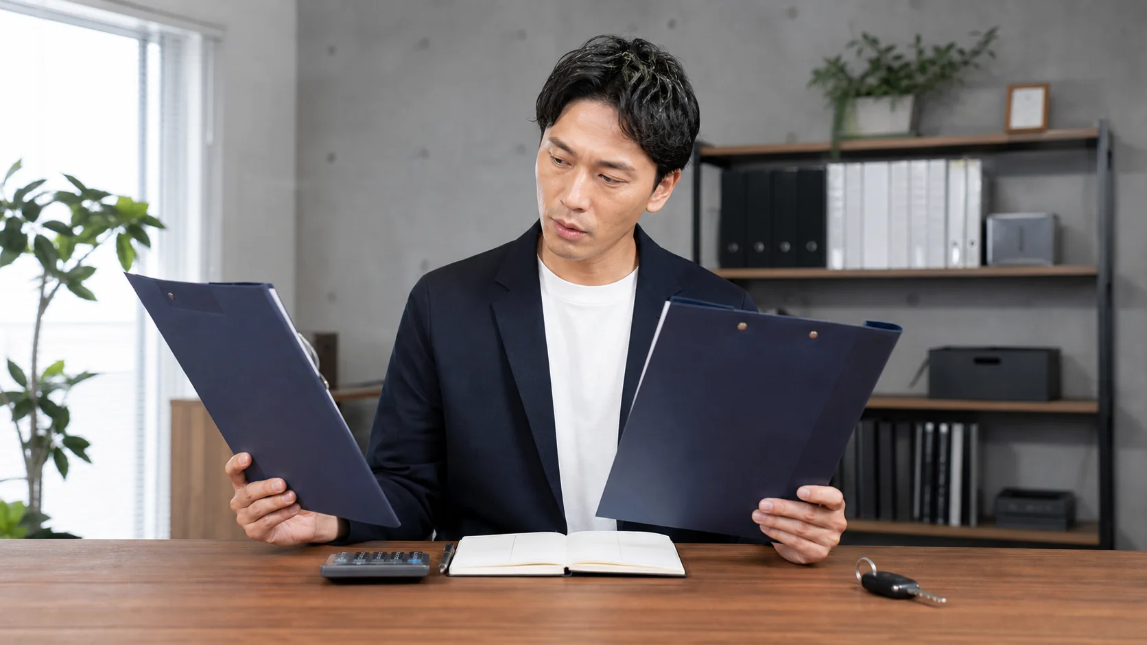 必要書類を基に四つの資金調達方法を比較する経営者