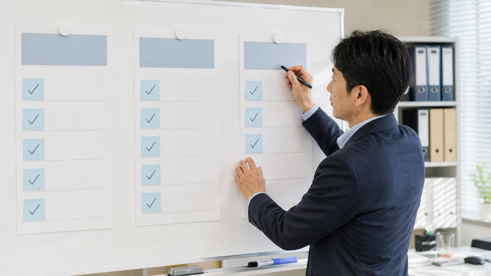 財務担当者が三社比較表へ回答根拠と期限を入力する場面