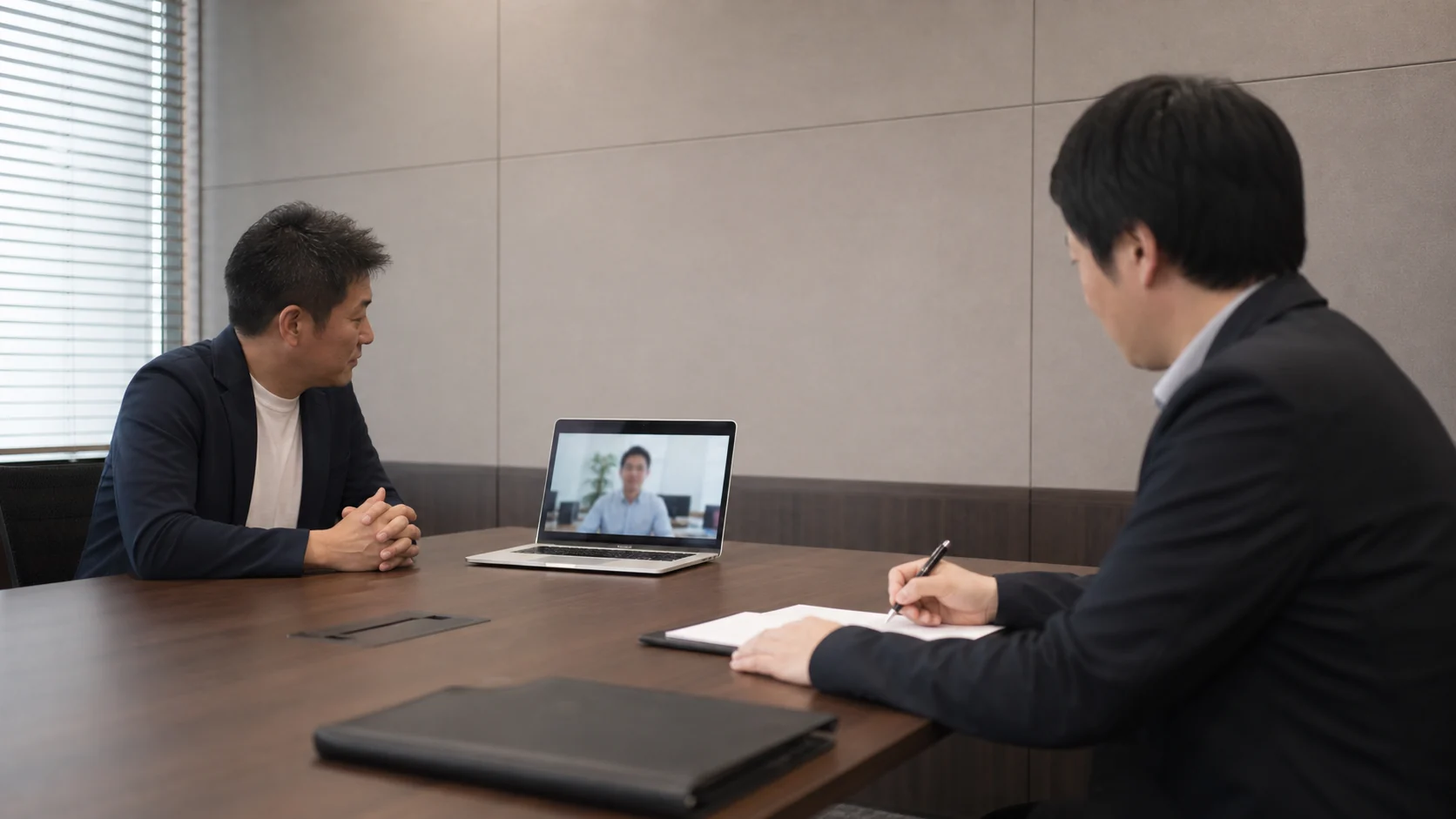 経営者が口コミ・公式情報・契約案を三つの資料群として比較する場面