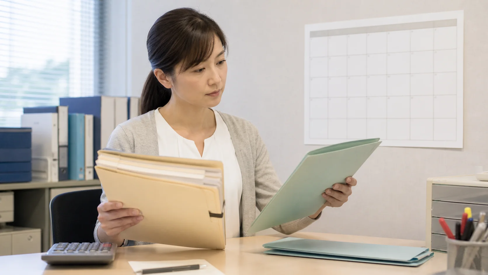 診療報酬の入金予定と給与支払を確認するクリニック経営者