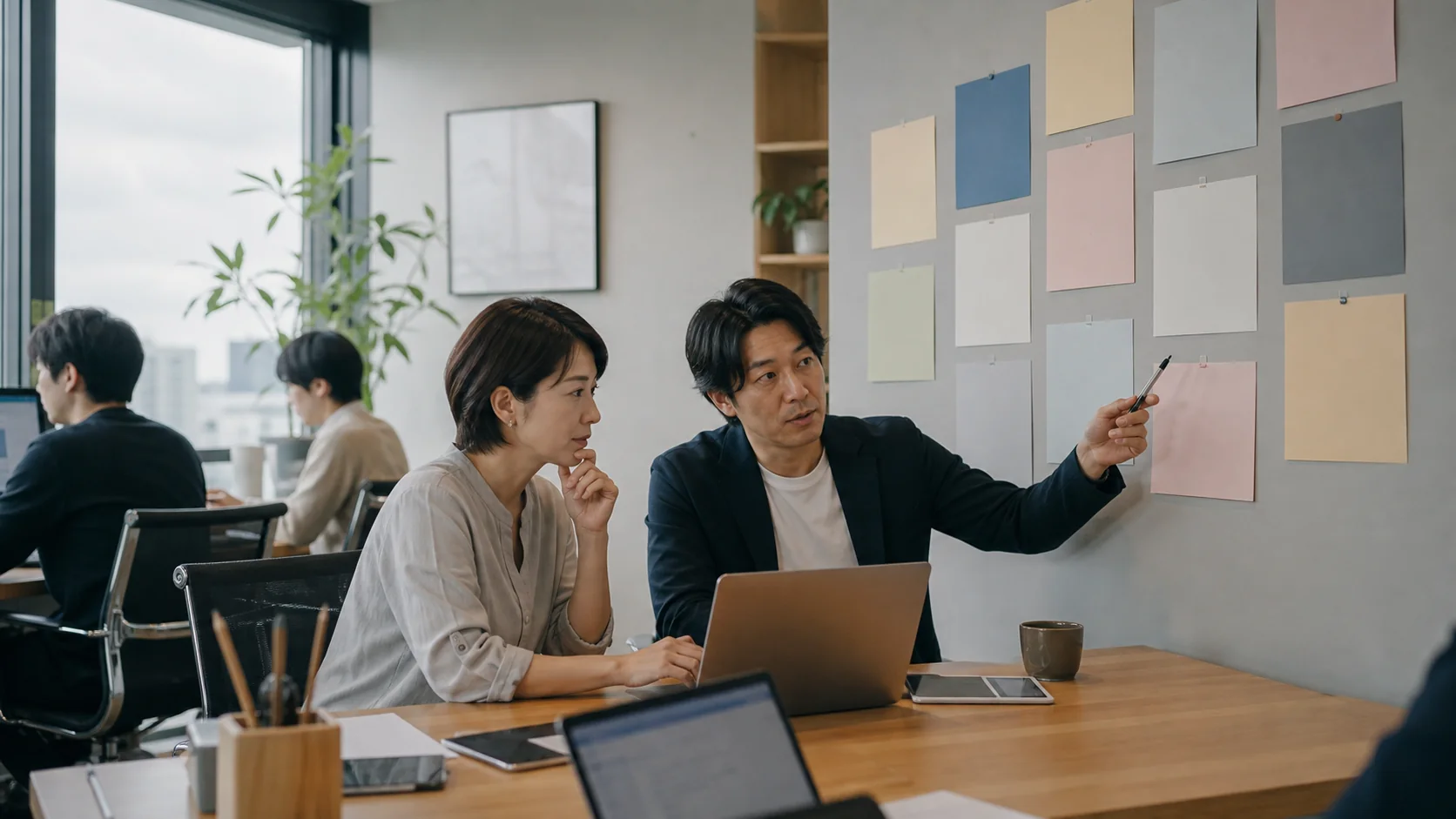 成長中のITサービス会社で経営者と社外財務責任者が役割を確認する場面